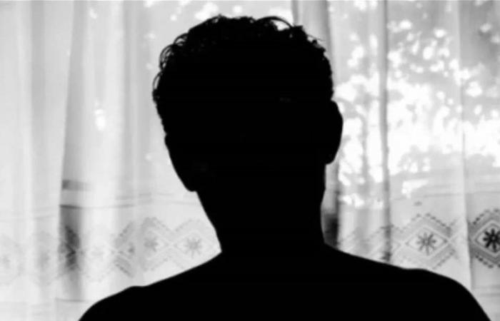 قبلات حميمة مع امرأة غامضة.. نجم شهير يُثير فضول الجمهور بتصرفاته (صور)