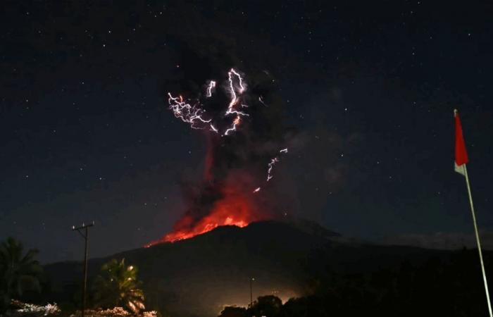 بالصور: ثوران قوي لبركان.. وقرى مغطاة بالرماد