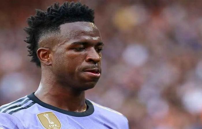 بعد تسريب محادثات خاصة... صديقة فينيسيوس تنهي علاقتها به