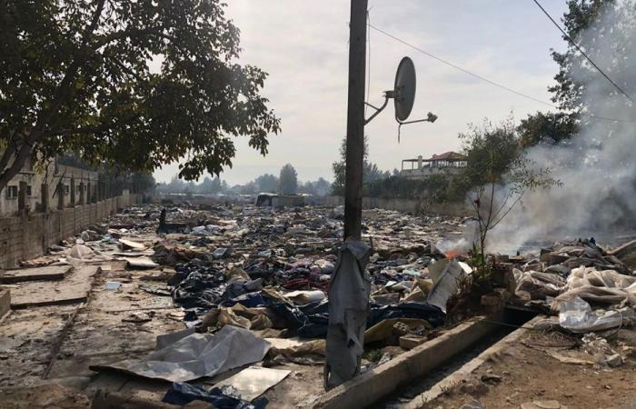 تفكيك مخيم للنازحين على ضفاف نهر الليطاني