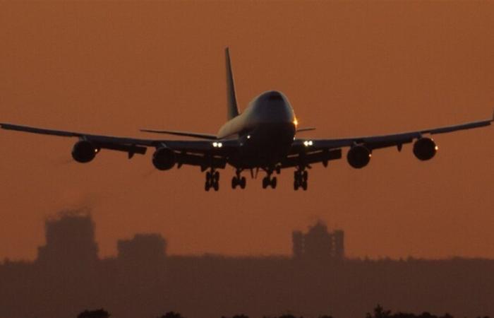 بعد هبوطها... طائرة تقلّ 63 راكباً تنحرف عن المدرج