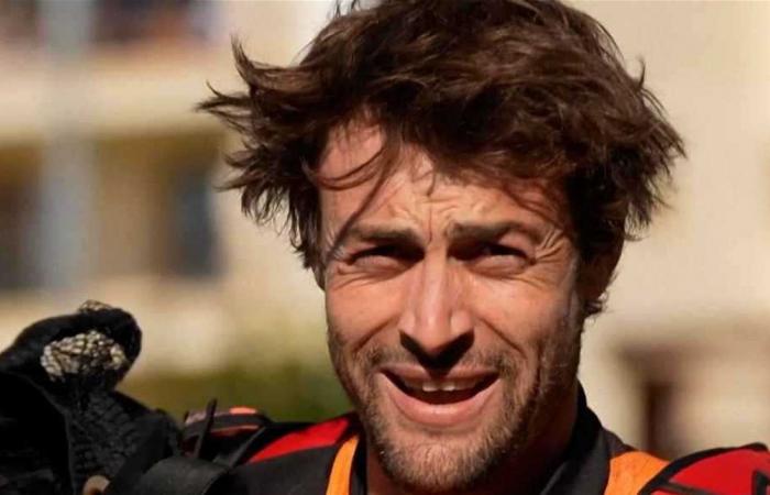 اصطدم بمعلم شهير.. مصرع طيار أجنحة عالمي في حادث مؤلم