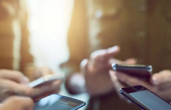 تحرّر من الهاتف صباحًا… خطوات لتحسين يومك ونومك