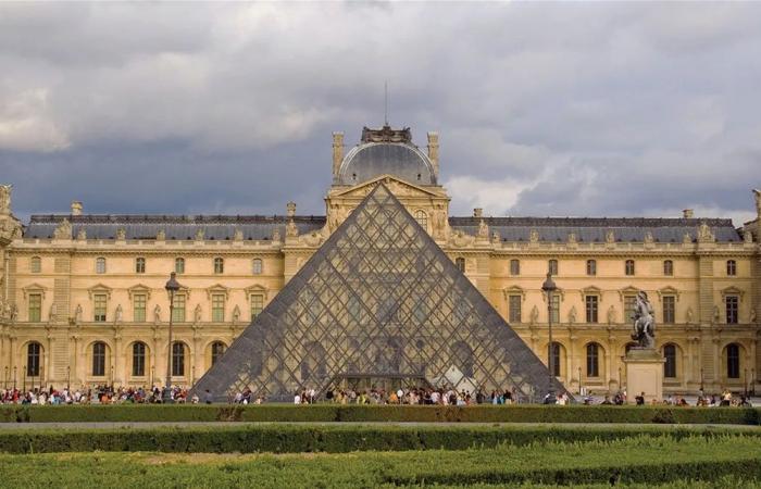 بعد سرقة المجوهرات… تسرب مياه يضرب كنز الكتب في متحف اللوفر