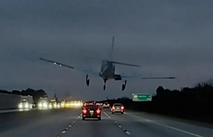 بالفيديو: هبوط طائرة فوق سيارة على الطريق السريع!