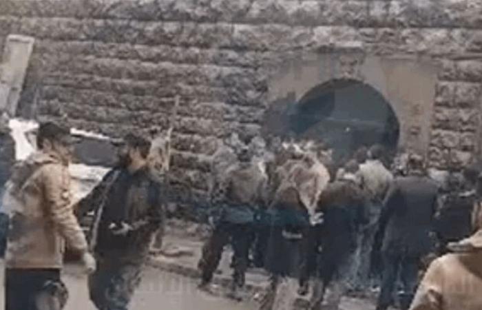 في سوريا.. حاخامان أتيا من إسرائيل وافتتحا مدرسة ومعبدًا! (فيديو)