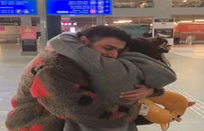 عناق وقبلات... ممثل لبنانيّ يُفاجىء زوجته في المطار شاهدوا الفيديو