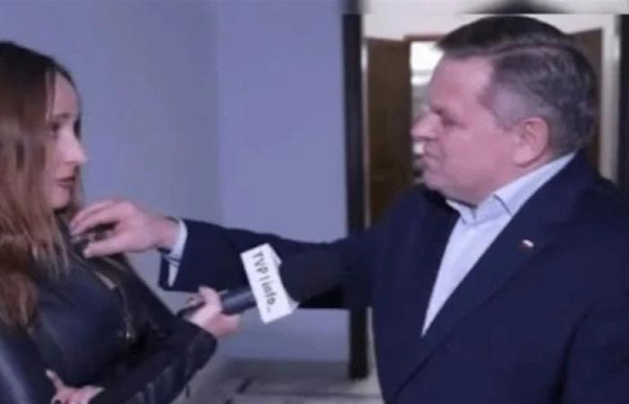 "من فضلك لا تلمسني".. سياسيّ يثير الجدل بتصرفه مع صحافية (فيديو)