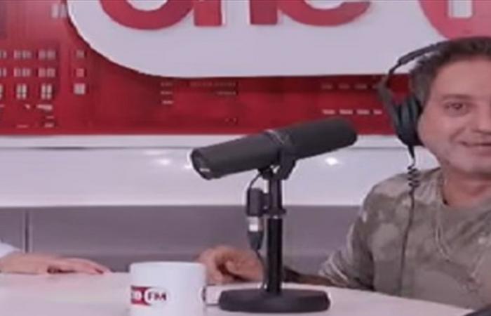 "صار تحت الطاولة"... فيديو يُوثّق ما فعله فنان لبنانيّ معروف مباشرة على الهواء عند سماعه صوت زوجته