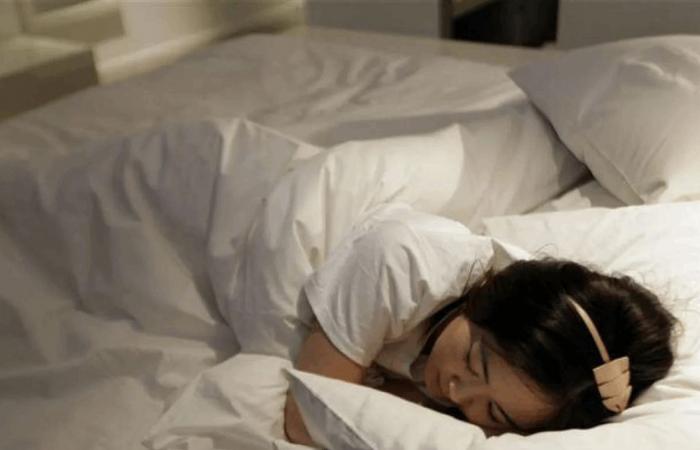 من المنبّه إلى ضوء الصباح.. خطوتان بسيطتان لنومٍ أفضل في الشتاء