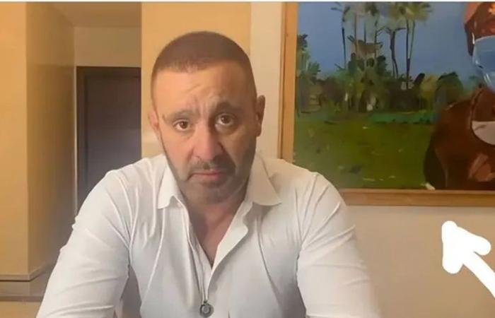 لوحة خلف أحمد السقا شغلت المصريين.. اليكم القصة كاملة