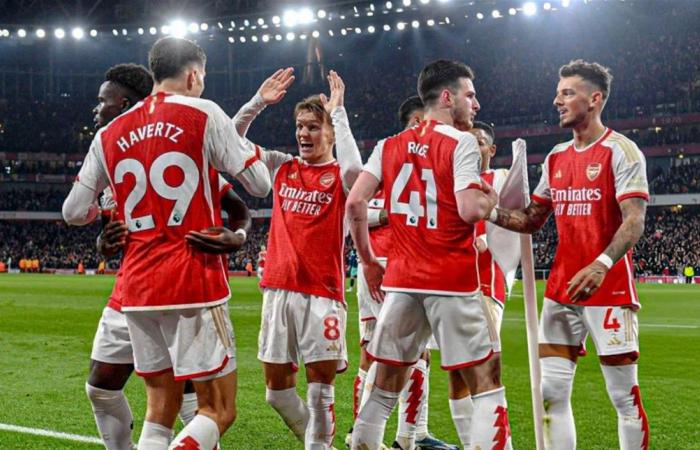 أرسنال ينجو من التعادل ويخطف الفوز في الرمق الأخير