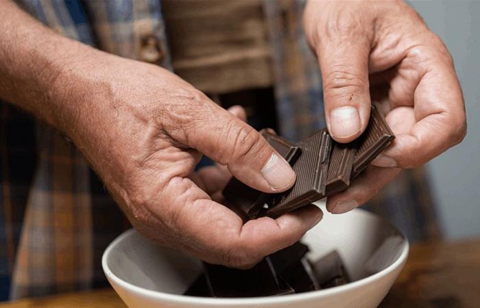 باحثون يجدون رابطًا بين الشوكولاتة الداكنة وعلامات الشيخوخة البيولوجية