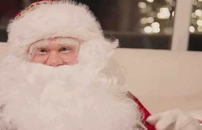 لاعب يتنكر بزي "سانتا كلوز".. فمن هو؟ (صورة)