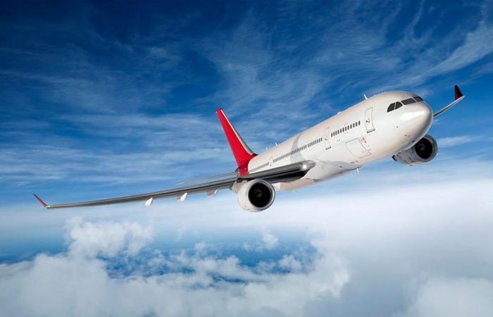 هلع على ارتفاع 18 ألف قدم… راكب يعبث بباب الطائرة