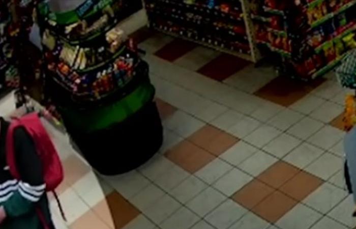 قتل والديه... قبل ساعات من إعتقاله فيديو يكشف ما فعله نجل أحد أبرز المخرجين داخل محل