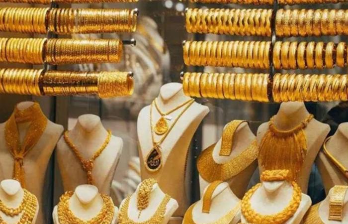 بالصور: عروس تضطر للجلوس بسبب ثقل الذهب في حفل زفافها الفخم! (فيديو وصور)