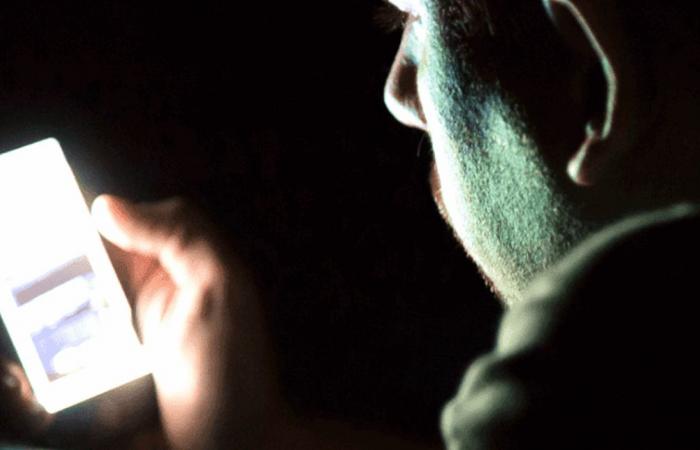 تأثير استخدام الهاتف الطويل على العينين