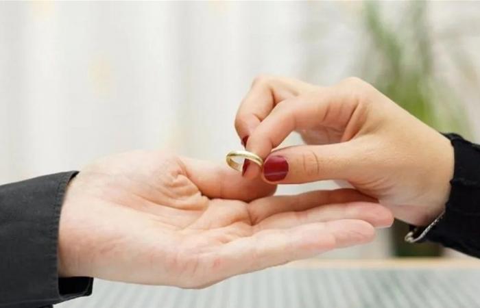 حذفت صورها معه... هل انفصلت الفنانة العربيّة الشهيرة عن زوجها بعد 23 عاماً من الزواج؟