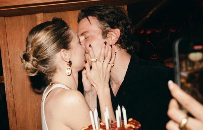 يكبرها بـ 20 عاماً.. النجم الشهير يستعد لطلب يد حبيبته عارضة الأزياء قريباً