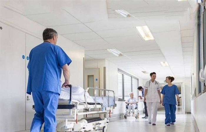 بعد تعرّضه لوعكة صحية أقلقت الجمهور.. الفنان الشهير يُغادر المستشفى (صورة)