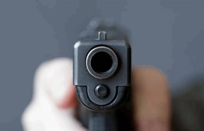 لأنّه هدّدها.. أم تطلق النار على ابنها