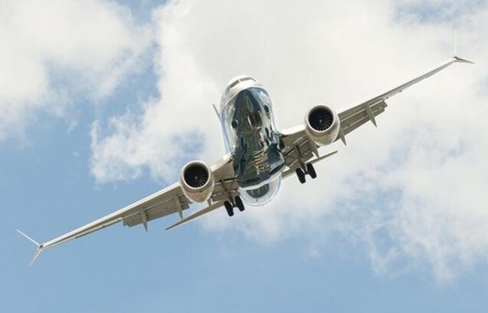 كان على متنها 194 راكباً... هبوط طائرة في أميركا بشكلٍ عاجل