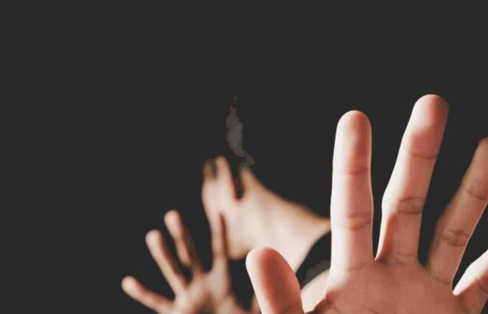 بسبب الغش.. طالب ووالدته مزّقا وجه المعلمة وضرباها ضربا دمويًا