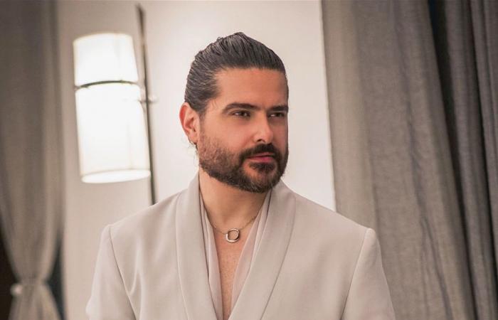 وقع على المسرح.. شاهدوا ماذا حصل مع ناصيف زيتون خلال حفل رأس السنة (فيديو)