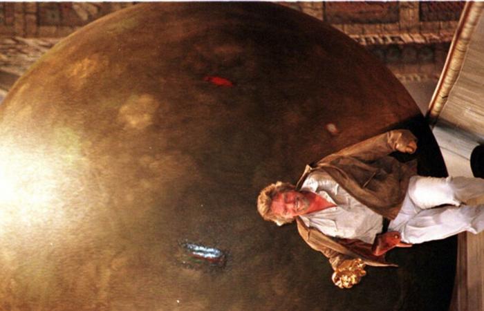 خلال عرض ترفيهي.. إصابة موظف في "ديزني" أثناء منعه صخرة من الوصول إلى الجمهور