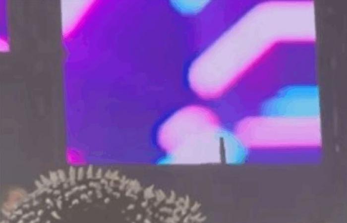 كان يلبس "كعبا عاليا".. محمد رمضان يقبل رأس فتاة بعد مساعدته في تغيير حذائه (صورة)