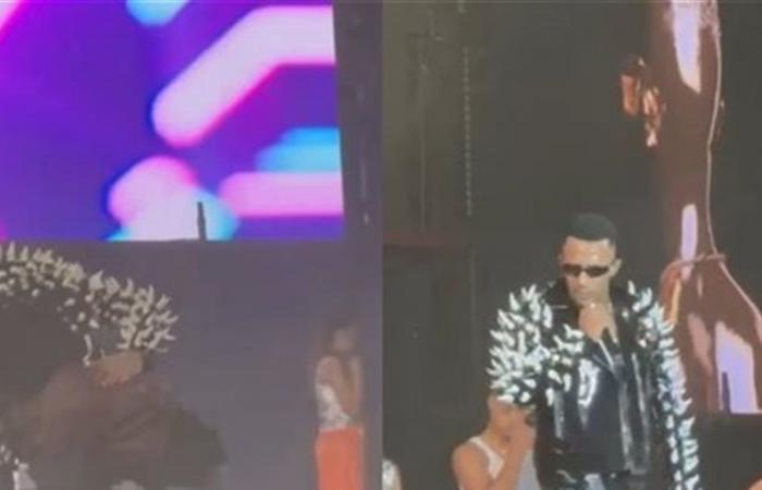 كان يلبس "كعبا عاليا".. محمد رمضان يقبل رأس فتاة بعد مساعدته في تغيير حذائه (صورة)