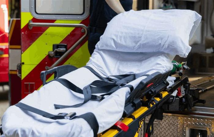 في بريطانيا... سقوط مريضة من سيارة إسعاف على طريق سريع!