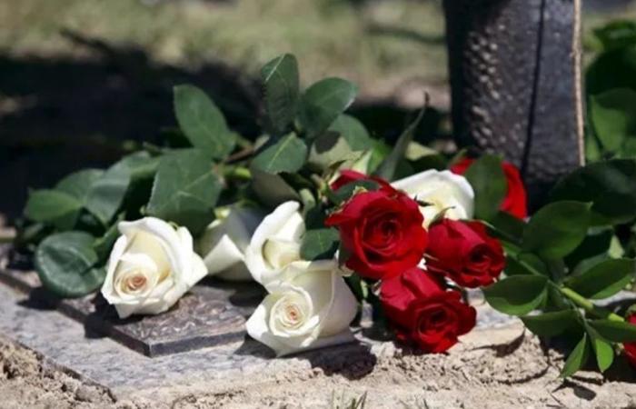 ممثل يعلن وفاة والدته ويحدد موعد الجنازة (صورة)