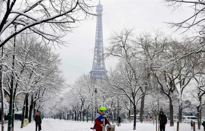 الثلوج تشلّ باريس… إلغاء 140 رحلة جوية وتعليق الحافلات