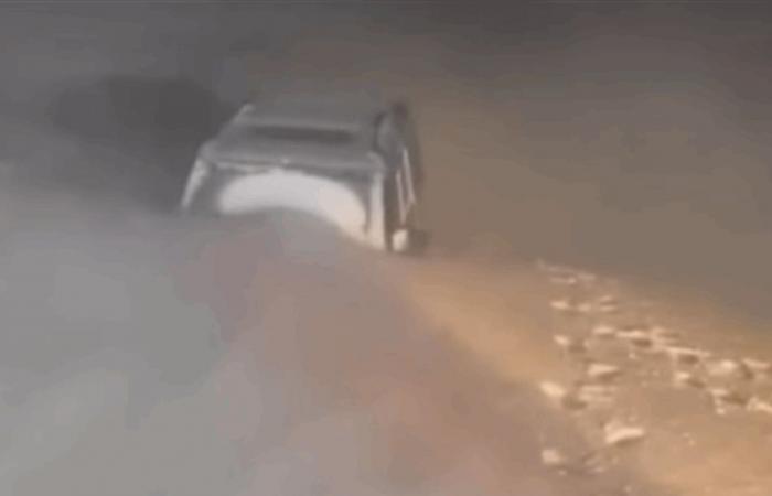 الثلوج غمرت نصف السيارة.. فيديو لعملية انقاذ في منطقة لبنانية لشبان علقوا بالعاصفة