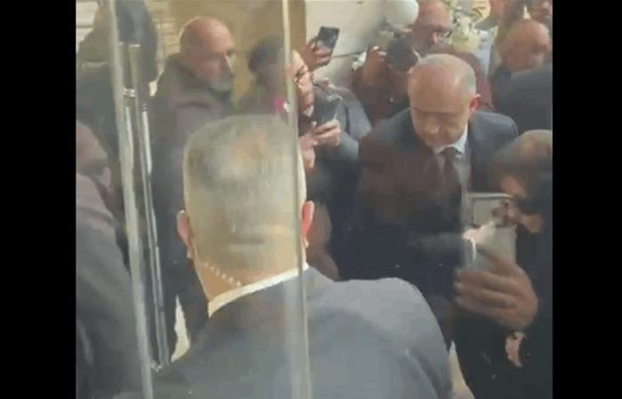 بالفيديو.. لحظة دخول فيروز إلى كنيسة رقاد السيدة للمشاركة في تشييع نجلها هلي