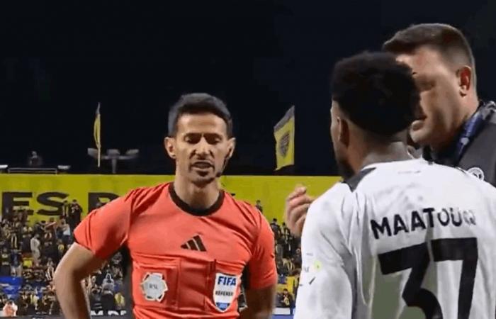 تصرف "غير أخلاقي" للاعب عربي خلال مباراة كرة قدم.. هذا ما فعله أمام الحكم (فيديو)