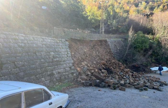 بالصور- انهيار حائط دعم على طريق بتغرين – بسكنتا