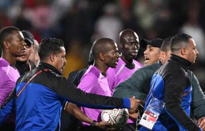 فوضى في ربع النهائي… "كاف" يفتح تحقيقًا بعد أحداث مباراة الجزائر ونيجيريا