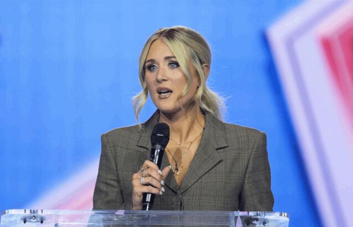 لحمايتها من التهديدات.. ناشطة تلفّ رضيعتها بـ"بطانية مضادة للرصاص"