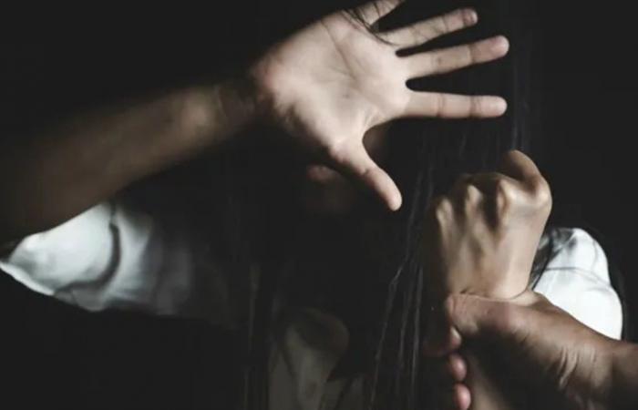 حادثة مؤلمة.. أب يحتجز ابنته في غرفة مظلمة ويجوعها حتى الموت!