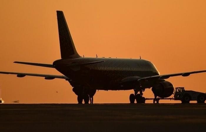 كان على متنها 250 راكباً... طائرة تتعرّض لحادث مزدوج!