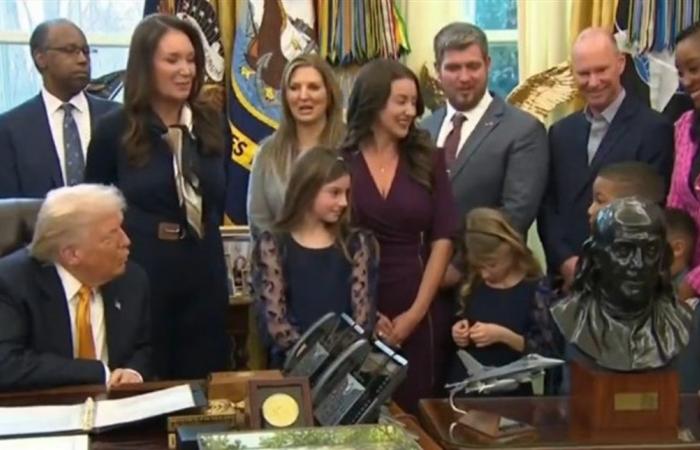 قدّم له ميدالية ذهبية.. ترامب يكرّم تلميذاً في البيت الأبيض (فيديو)