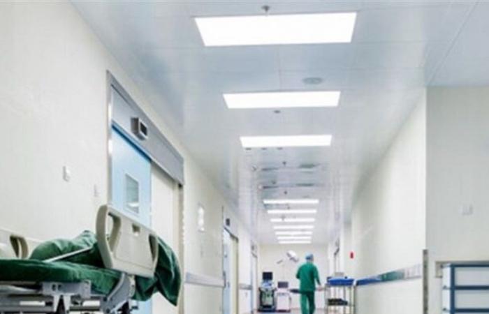 عمرها 86 عاماً.. فنان يتهم أحد المستشفيات بالإهمال في علاج والدته ويستغيث (صورة)