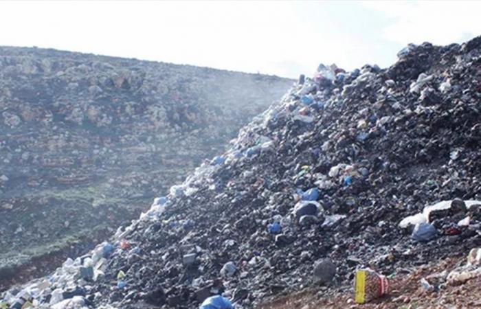 بعد رميه بالخطأ.. نبش مكب نفايات لاسترجاع كيس نقود (فيديو)