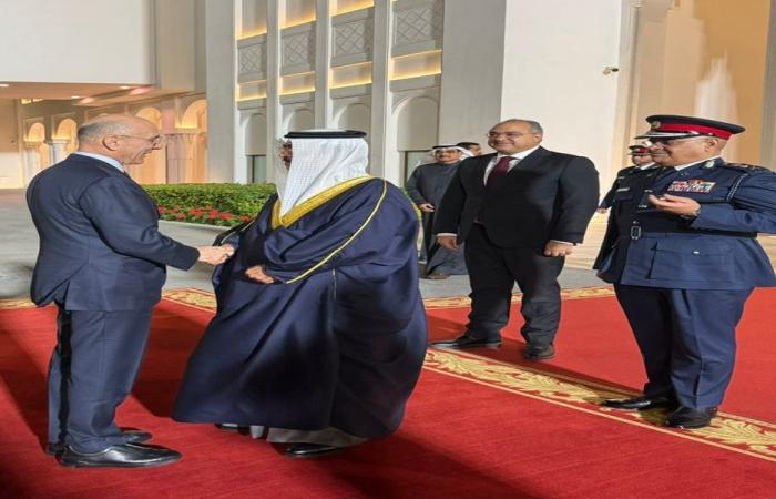 الحجار يصل البحرين