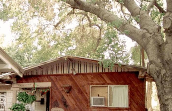 قبل الشهرة والقصور.. شاهدوا أين كان يعيش هؤلاء المشاهير (صور)