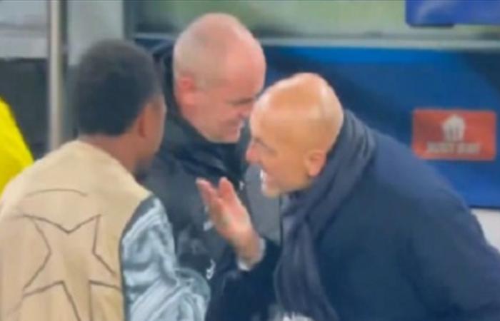 بالفيديو... لماذا "صفع" سباليتي لاعبه على الوجه قبل دخوله إلى الملعب؟