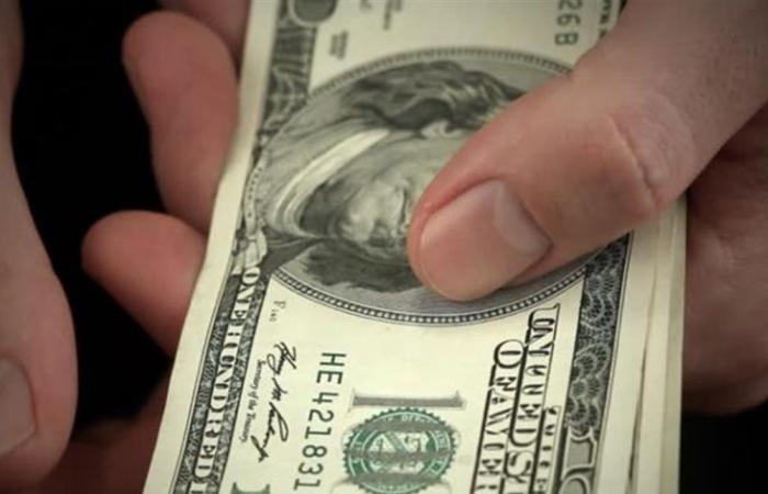 الحجز على معاش فنان شهير وتوقيف حسابه المصرفي.. ونجله يستغيث (صورة)